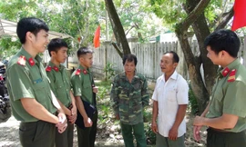 Công an huyện miền núi Sơn Hà vận động, giải quyết một vụ nghi “cầm đồ thuốc độc” tại xã Sơn Kỳ. Ảnh: TS