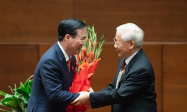 Tổng Bí thư Nguyễn Phú Trọng tặng hoa chúc mừng Chủ tịch nước Võ Văn Thưởng. Ảnh: Phạm Thắng