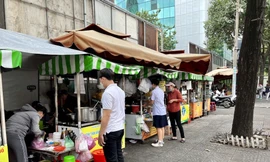 Các gian hàng tại phố hàng rong trên đường Nguyễn Văn Chiêm (quận 1, TPHCM)