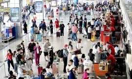 Tấp nập khách trở lại với hàng không sau 2 năm dịch COVID-19 hoành hành. Ảnh: Như Ý