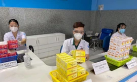 Người thật, thuốc thật, giao nhận trực tiếp vì sức khoẻ người bệnh (Khu vực giao nhận túi thuốc F0 tại BV Nhi Ðồng 1).