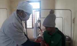 Các y bác sĩ ở Trạm Y tế xã Dân Hóa chăm sóc sức khỏe cho sản phụ đến sinh con ở trạm