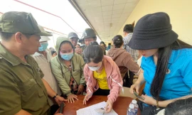 Đến trưa 1/8, người lao động Công ty Cổ phần Xuất nhập khẩu Hoàng Sinh đã được hỗ trợ 500.000 đồng tiền mặt/lao động trong đợt 1. Ảnh: Báo Bình Dương