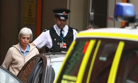 Bà Anne Darwin đến sân bay Manchester, nơi bà bị cảnh sát Cleveland bắt giữ