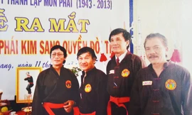 Từ trái sang, cố võ sư Kim Long, võ sư Kim Đình. Ảnh: Văn Chương