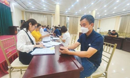 Đại diện các gia đình nạn nhân làm thủ tục nhận hỗ trợ