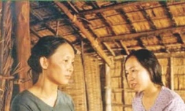 Chị Bé (bên phải) trong vai cô Hảo phim “Đời cát” 