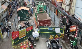 Hàng rào dự án chiếm toàn bộ đường Lương Thế Vinh (Ảnh chụp sáng 20/3). Ảnh: Anh Trọng