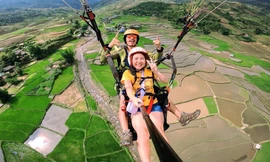 Du khách trải nghiệm dù lượn tại Tây Bắc