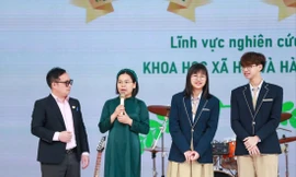 Hai học sinh Trường THPT Phan Huy Chú (bên phải) và cô giáo hướng dẫn vừa đoạt giải Nhất Cuộc thi Nghiên cứu khoa học kỹ thuật dành cho học sinh trung học do Bộ GD&ĐT tổ chức năm 2025