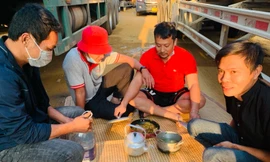 Lo bữa ăn hằng ngày. Ảnh: Duy Chiến