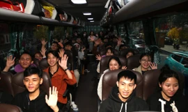 Các bạn sinh viên TPHCM hân hoan về quê đón Tết đoàn viên. Ảnh: NGÔ TÙNG