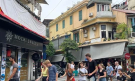 Khách du lịch nước ngoài đi dạo phố cổ Hà Nội. Ảnh: Như Ý