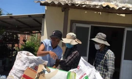  Nhóm bạn trẻ Ve chai Hà Lộc thu gom ve chai bán lấy tiền mua quà Trung thu cho các em nhỏ. Ảnh: NVCC