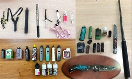 Thiết bị hút thuốc và tinh dầu thuốc lá điện tử chiếm khá nhiều trong các tang vật thu được của cơ quan công an Thanh Hóa trong đợt ra quân đồng loạt tổng kiểm tra việc chấp hành pháp luật của học sinh khi đến trường hồi tháng 5/2023