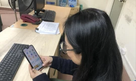 Sổ liên lạc điện tử chủ yếu chỉ để thông báo điểm. Ảnh: LƯU TRINH