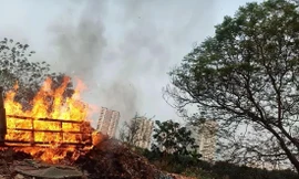 Đốt phế thải xây dựng, rác thải cồng kềnh tại phường Cổ Nhuế 2 (Bắc Từ Liêm, Hà Nội)