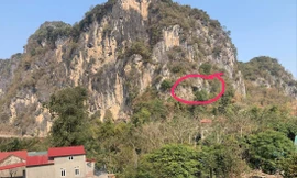 Lưng chừng núi Phja Mòn (đánh dấu tròn), nơi có quan tài cổ. ẢNH: DUY CHIẾN