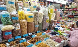 Mặt hàng mứt tết, bánh kẹo giảm giá trước Tết. Ảnh: Ngọc Mai