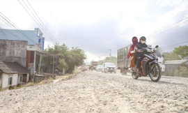 Người dân xã Tây Giang bị ảnh hưởng từ việc thi công dự án cải tạo, nâng cấp QL19 nối Bình Định - Gia Lai. Ảnh: Trương Định