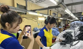 Công nhân livestream công việc ngay tại nhà máy thu hút nhiều người theo dõi