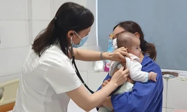 Bác sĩ thăm khám cho bệnh nhi tại Bệnh viện Bệnh Nhiệt đới Trung ương. Ảnh: Thái Hà