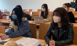 Những ngày mở cửa trường của sinh viên trường ÐH Kinh tế Quốc dân. Ảnh: Nghiêm Huê