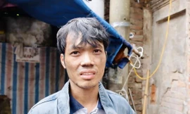 Nguyễn Đăng Văn lúc vừa cứu người trong vụ cháy chung cư mini ở quận Thanh Xuân hồi tháng 9/2023. Ảnh: Trọng Tài