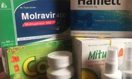 Người dân cần thận trọng khi tự mua và dự phòng thuốc Molnupiravir điều trị COVID-19. Ảnh: Thái Hà