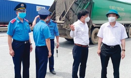 Chủ tịch Thành phố Hà Nội Chu Ngọc Anh (áo trắng - bìa phải), Giám đốc Sở GTVT Hà Nội Vũ Văn Viện (áo trắng - đứng giữa) và Chánh Thanh tra Sở GTVT Trần Nhật Quang (sắc phục Thanh tra GTVT - bìa trái) đi kiểm tra, thực tế tại chốt kiểm soát Phù Ðổng (QL1) ngày 26/7/2021