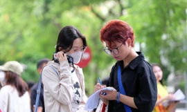 Thí sinh tham gia ngày hội tư vấn đăng ký nguyện vọng xét tuyển ĐH 2023. Ảnh: Mạnh Thắng