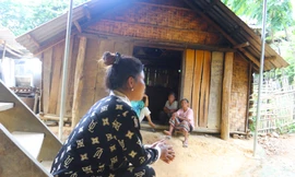 Ốc Thị Hiền ngồi nép mình bên cầu thang nhà sàn nhớ lại hơn 4.000 ngày “sa cơ lỡ bước”