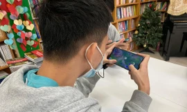 Nhiều phụ huynh mong con được tựu trường vì không ít học sinh nghiện game sau thời gian dài học trực tuyến. Ảnh: Quỳnh Anh