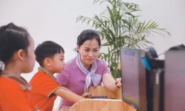 Cô Giang Thị Thanh Nhàn, Phó Hiệu trưởng Trường mầm non Trần Phú, đã đưa AI vào phục vụ công tác giảng dạy trong nhà trường. Ảnh: VÂN ANH