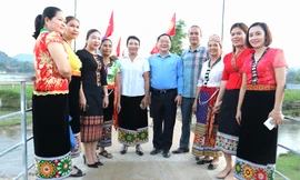 Nhà báo Lê Minh Toản - Phó Tổng Biên tập báo Tiền Phong cùng người dân đi trên chiếc cầu tạm ngày khởi công cầu ở huyện Con Cuông (Nghệ An)