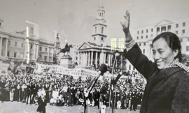 Bà Nguyễn Thị Bình vẫy chào đoàn người biểu tình phản đối chiến tranh Việt Nam tại quảng trường Traqarr ở Luân Đôn (Anh)