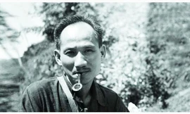 Nhà văn Nguyễn Tuân với cái tẩu. Ảnh: Tư liệu