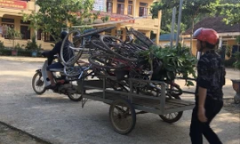 Những thầy cô giáo ở Lâm Hóa trong một lần đi gom xe đạp của học trò về sửa chữa