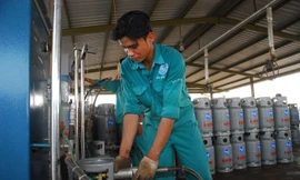 Giá gas trong nước tăng liên tiếp 9 lần trong thời gian vừa qua. Ảnh: Hoàng Mạnh Thắng