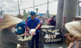 Anh Lê Thanh Hùng, Bí thư Đoàn phường 7, TP Bến Tre (tỉnh Bến Tre), tặng cơm cho người nghèo