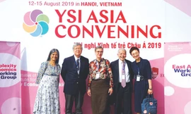 TS. Nguyễn Tuệ Anh (ngoài cùng bên phải) chụp ảnh cùng các chuyên gia nước ngoài tại Hội nghị Kinh tế trẻ châu Á được tổ chức ở Việt Nam năm 2019