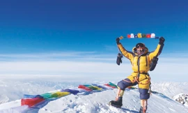 Temba Bhote cùng Nguyễn Mạnh Duy - trên đỉnh Merapeak 4/2023
