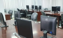 Dàn máy tính bỏ không 5 năm qua. Ảnh: L.D