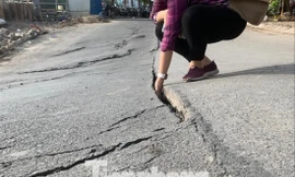 Sụt lún trên đường Vũ Tông Phan. Ảnh: Duy Phạm