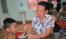 Bà Hường trong lần cho trẻ ăn sáng 