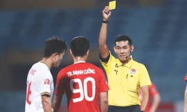 Trọng tài Trần Ngọc Nhớ trong trận Viettel - Hà Tĩnh. Ảnh: Đức Cường