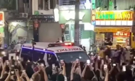 Chiếc xe cứu thương chở diễn viên đến sự kiện đang gây ồn ào