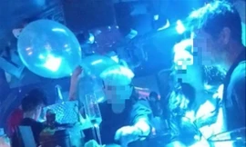 Tình trạng sử dụng bóng cười trong bar ở Hà Nội tái diễn