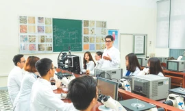Sinh viên ĐH Bách khoa Hà Nội trong các phòng lab học tập, nghiên cứu liên quan đến vi mạch bán dẫn. Ảnh: Kim Chi