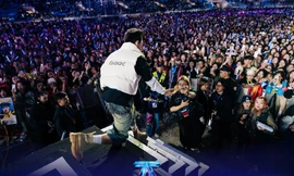 Khán giả cuồng nhiệt với các anh trai từ gameshow bước ra. Ảnh: Duy Phạm